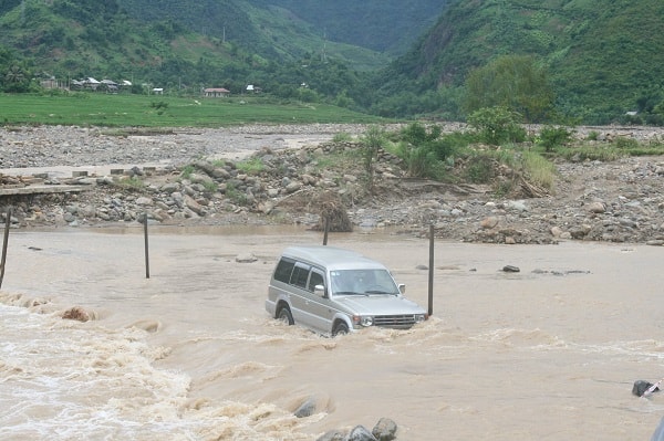 Khuyến cáo di chuyển an toàn mùa mưa bão, đường trơn trượt