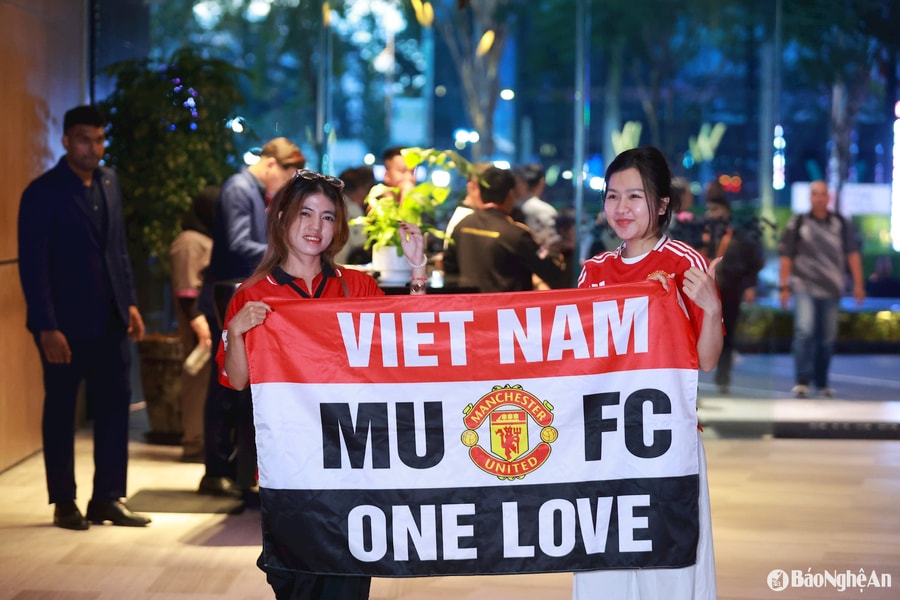 Fan Việt vượt ngàn cây số sang Malaysia để gặp dàn sao Manchester United
