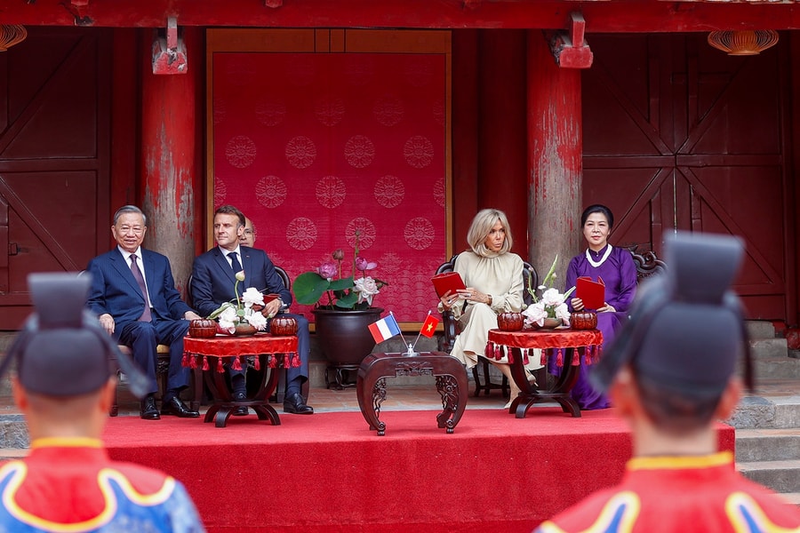 Tổng Bí thư và Phu nhân xem Nhã nhạc cung đình Huế cùng Tổng thống Pháp và Phu nhân