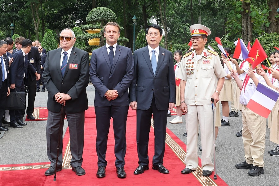 Hai cựu binh Việt - Pháp đặc biệt trong lễ đón Tổng thống Macron ở Phủ Chủ tịch