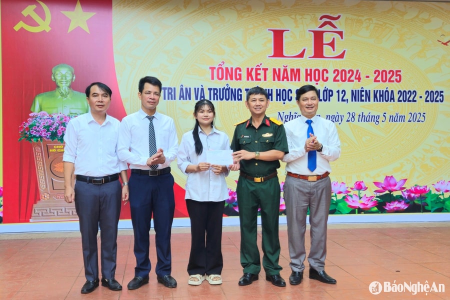 Trao kinh phí hỗ trợ Chương trình 'Cán bộ, chiến sĩ quân đội nâng bước em đến trường' tại Nghĩa Đàn và Tân Kỳ