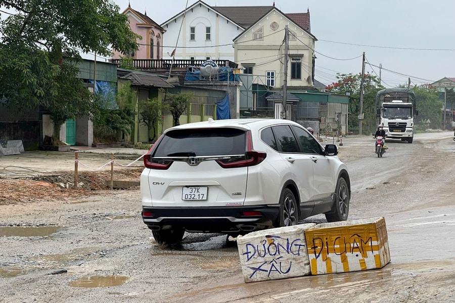 Ám ảnh những đoạn đường nham nhở trên Quốc lộ 7A