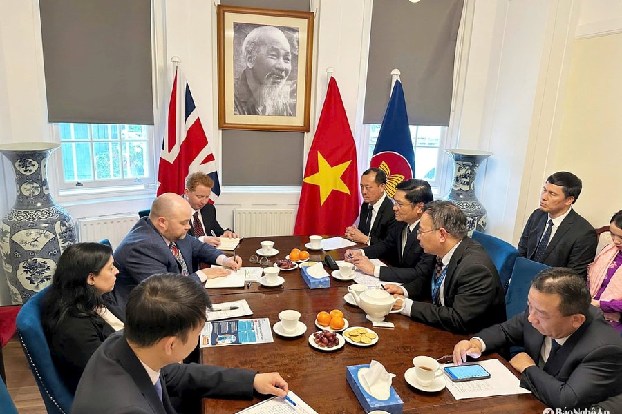 Đồng chí Hoàng Nghĩa Hiếu làm việc với Cục Hồi hương Bộ Nội vụ Anh