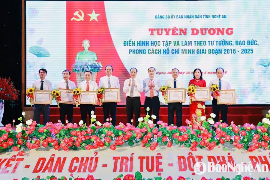 Đảng bộ UBND tỉnh Nghệ An tuyên dương 7 tập thể và 48 cá nhân điển hình học và làm theo Bác