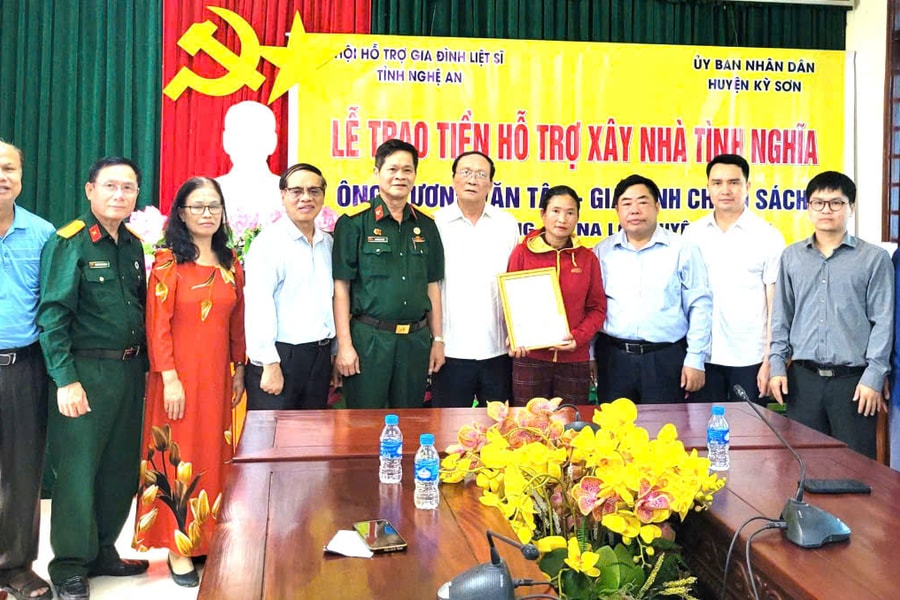 Trao 100 triệu đồng hỗ trợ xây dựng nhà tình nghĩa tại Tân Kỳ và Kỳ Sơn