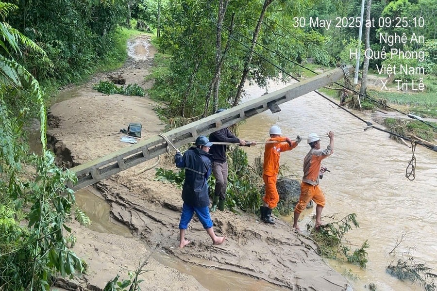 PC Nghệ An: Nỗ lực khắc phục sự cố do mưa lũ, sớm cấp điện trở lại cho người dân tại các địa bàn bị ảnh hưởng