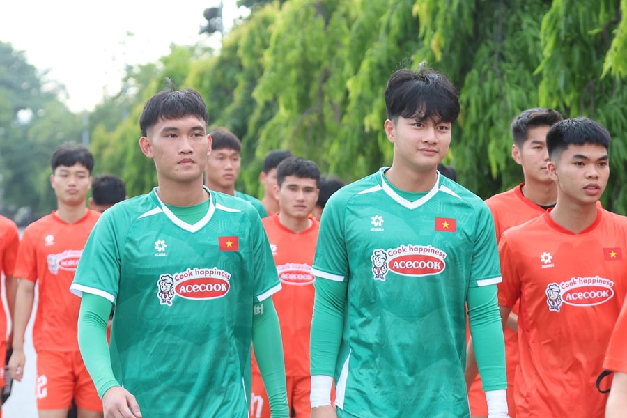 5 cầu thủ Sông Lam Nghệ An nỗ lực "ghi điểm" trong buổi tập của U22 Việt Nam