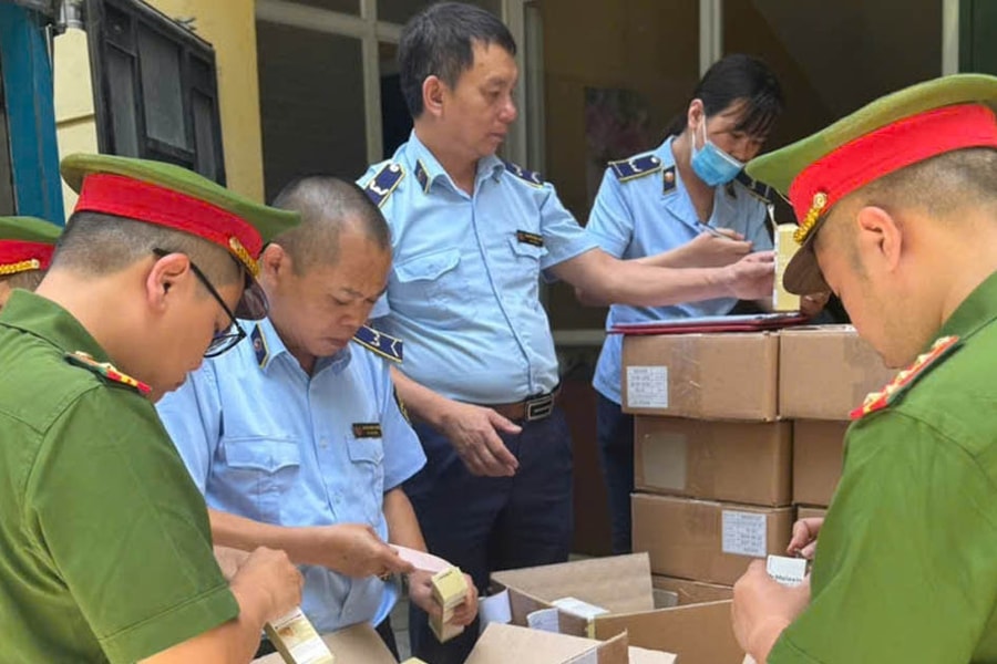 Thu giữ hơn 5.000 lọ mỹ phẩm Hàn Quốc ‘trôi nổi’ trị giá trên 2 tỷ đồng