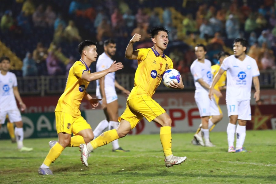 Tiền vệ Sông Lam Nghệ An Phan Bá Quyền và nỗ lực khẳng định giá trị