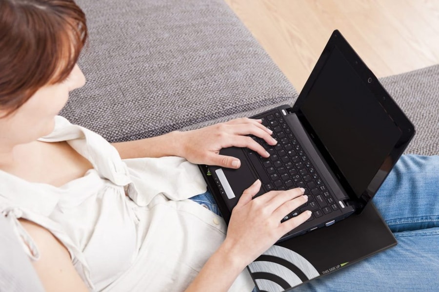 Tại sao bạn không nên đặt laptop lên đùi khi sử dụng?