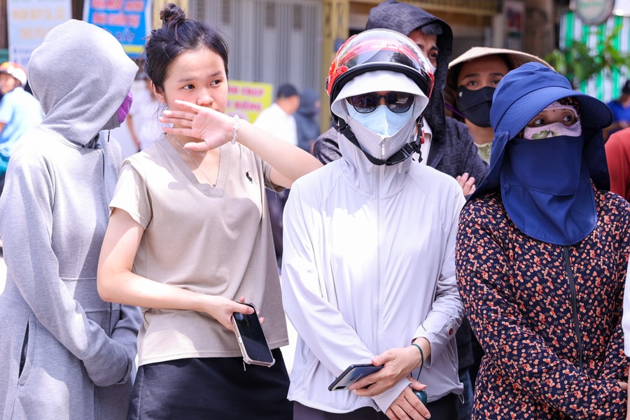 Phụ huynh 'đội nắng' chờ con bên ngoài trường thi