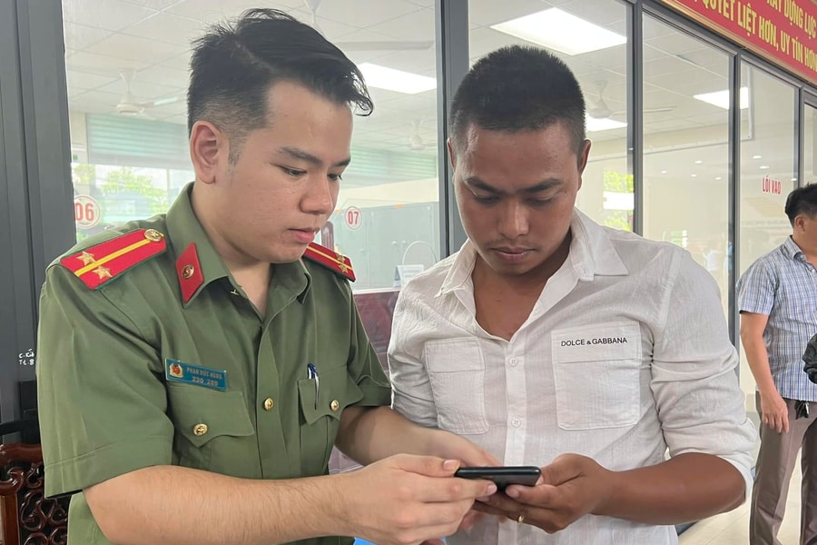 Cảnh giác với chiêu trò 'dịch vụ' làm hộ chiếu trực tuyến