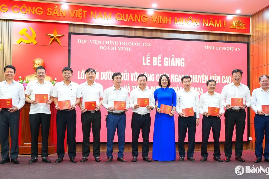 Bế giảng lớp bồi dưỡng đối với công chức ngạch chuyên viên cao cấp và tương đương khóa 53