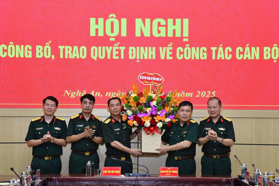 Trao quyết định bổ nhiệm chức vụ Phó Chỉ huy trưởng, Tham mưu trưởng Bộ Chỉ huy Quân sự tỉnh Nghệ An