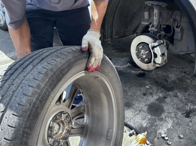 Dấu hiệu bất thường cảnh báo cần thay ngay lốp xe
