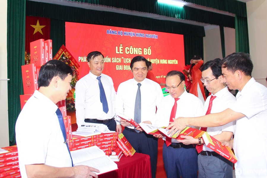 Ra mắt cuốn sách 'Lịch sử Đảng bộ huyện Hưng Nguyên giai đoạn 1930 – 2025'