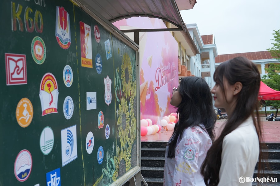 Dừng tuyển sinh khối C: Bất ngờ, bị động và những lo lắng từ học sinh, giáo viên