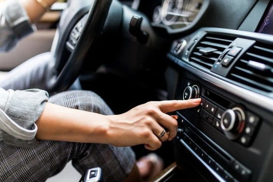 Tại sao không nên lấy gió trong liên tục khi bật điều hòa ô tô?