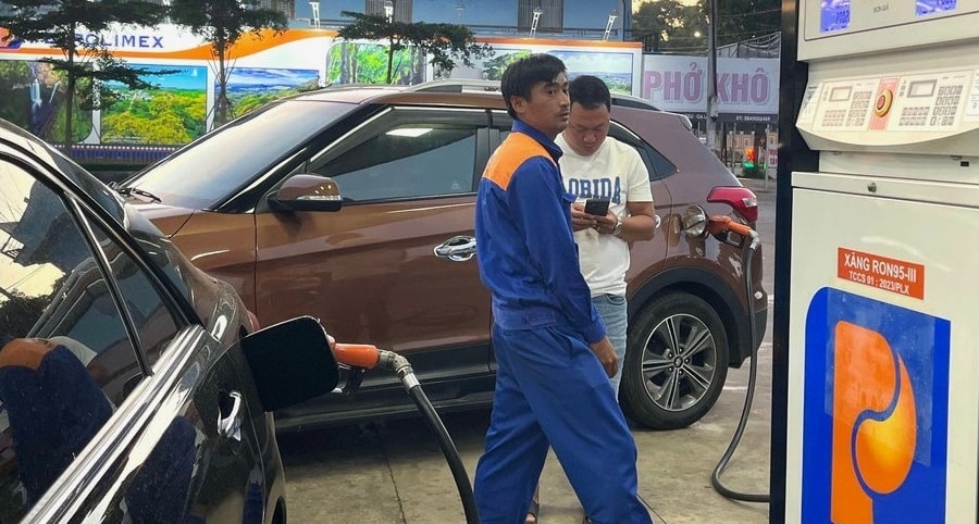 Lý do tại sao bạn nên tắt máy xe khi đổ xăng