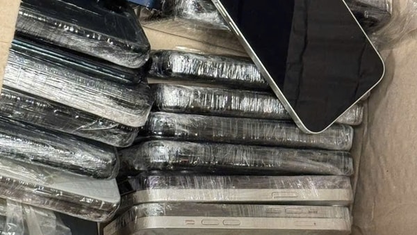 Quấn điện thoại quanh người bằng băng dính để vận chuyển lậu