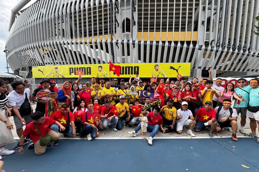 Cổ động viên Việt Nam tiếp lửa thầy trò HLV Kim Sang-sik