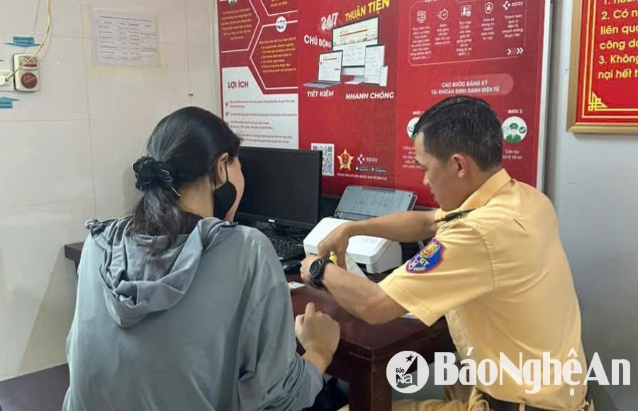 Xác minh xử lý tài xế chở nhiều trẻ nhỏ trên thùng xe bán tải