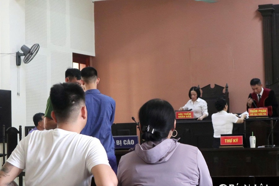 Trượt dài từ ma túy đến súng đạn, mẹ chết lặng ngày con ra tòa