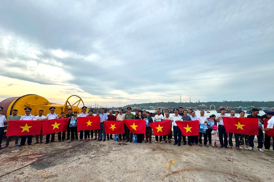 Đoàn công tác tỉnh Nghệ An khảo sát biển và thăm cụm đảo vùng biển Đông Bắc