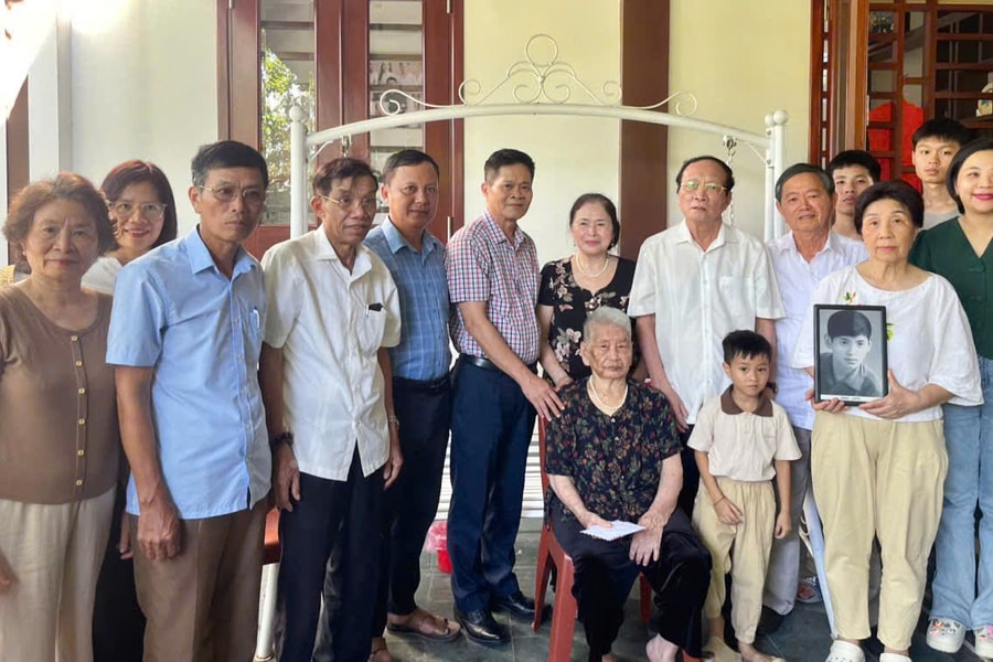 Trao tặng quà Mẹ Việt Nam anh hùng Nguyễn Thị Cháu ở Hưng Nguyên