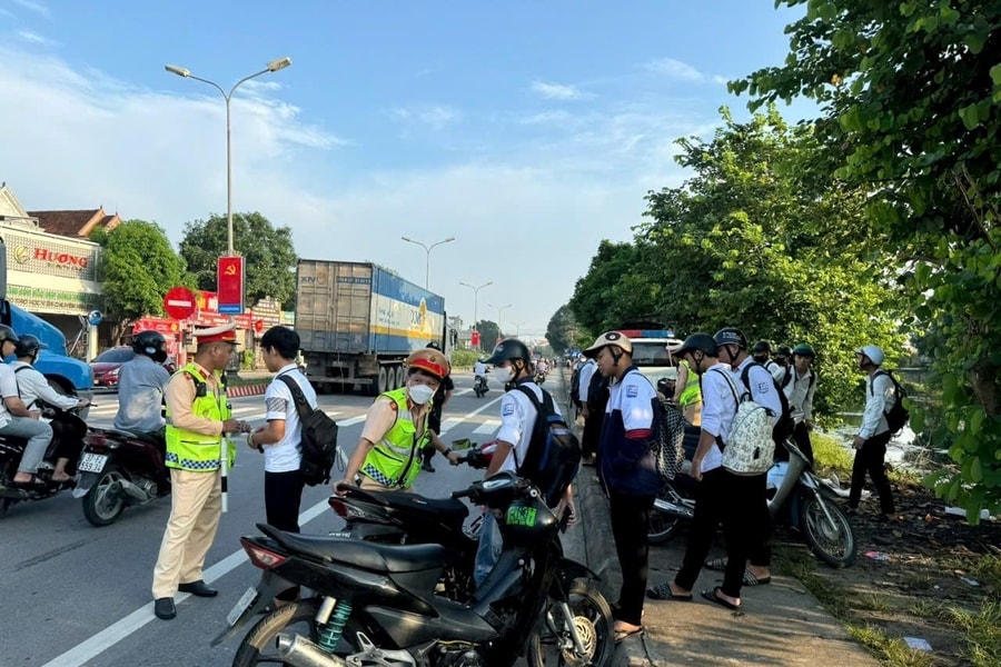 Mức phạt đối với xe máy không có gương chiếu hậu bên trái