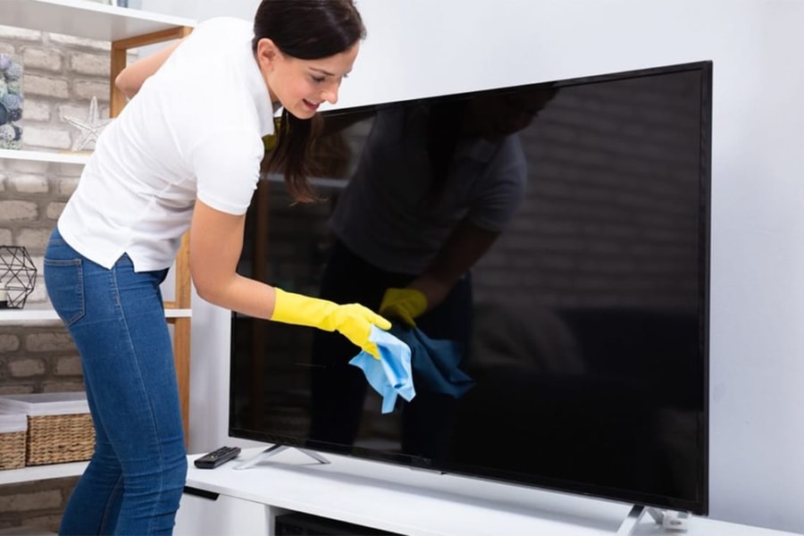 Những mẹo vệ sinh màn hình TV đúng cách, tránh rủi ro đáng tiếc