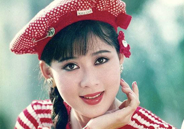 'Nữ hoàng ảnh lịch' có cát-sê hơn 10 cây vàng, từng bị nhầm là vợ Lý Hùng