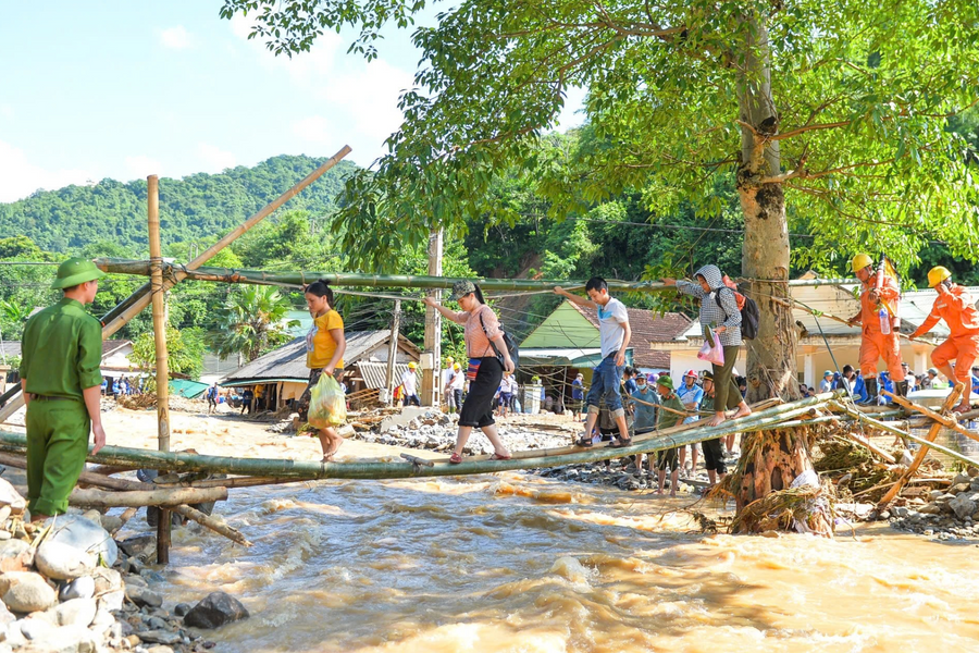 Tác nghiệp nơi tâm lũ và những chuyện chưa kể của người làm báo