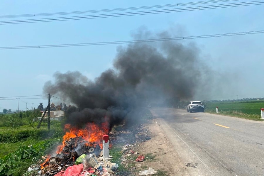 Rác thải vứt bừa bãi, gây ô nhiễm trên nhiều tuyến đường ở Nghệ An