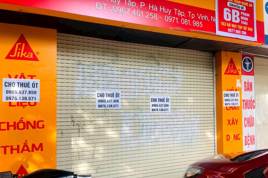 Nhiều cửa hàng ở TP. Vinh đóng cửa, trả mặt bằng, giảm giá sốc