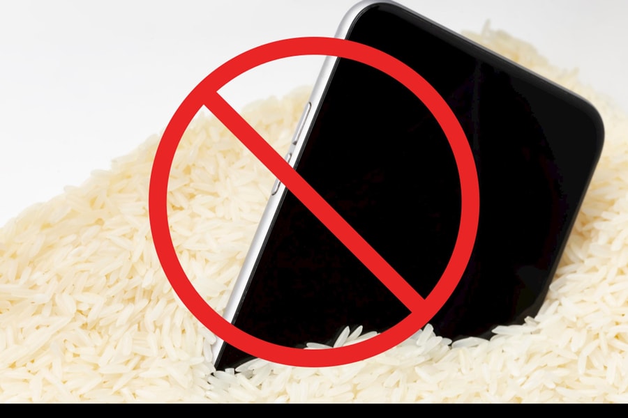 Thói quen sai lầm nhiều người mắc phải khi xử lý điện thoại bị dính nước