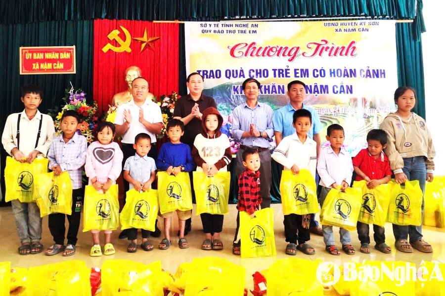 Trao 200 suất quà cho trẻ em có hoàn cảnh đặc biệt khó khăn tại huyện Kỳ Sơn