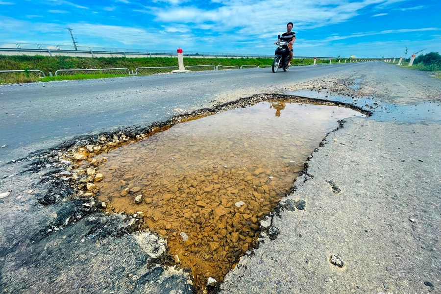 Đường gom cao tốc Diễn Châu - Bãi Vọt xuống cấp nghiêm trọng