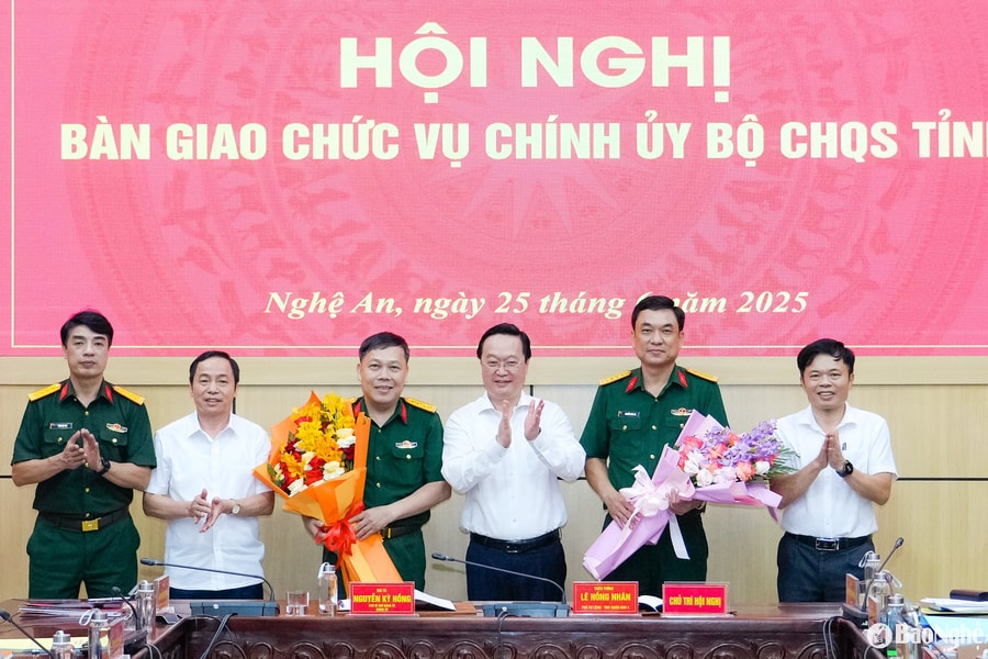 Bàn giao chức vụ Chính ủy Bộ Chỉ huy Quân sự tỉnh Nghệ An