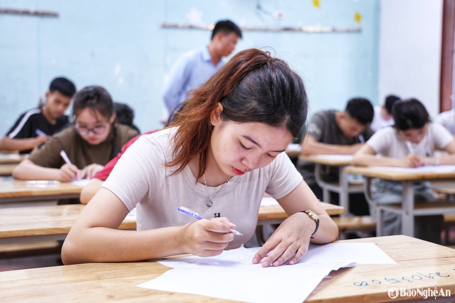 Những hình ảnh đầu tiên của Kỳ thi tốt nghiệp THPT năm 2025 tại Nghệ An