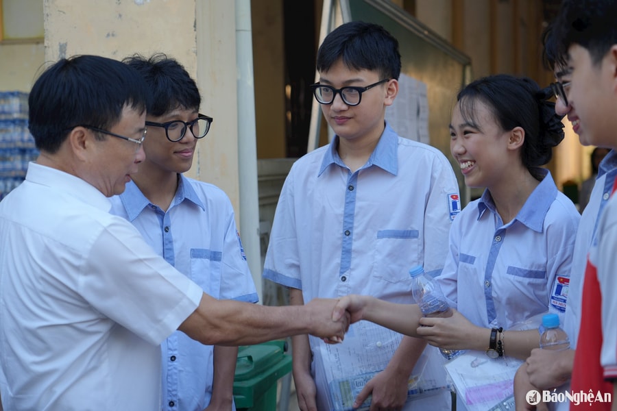 Phó Chủ tịch UBND tỉnh Nghệ An Bùi Đình Long động viên thí sinh tham dự Kỳ thi tốt nghiệp THPT