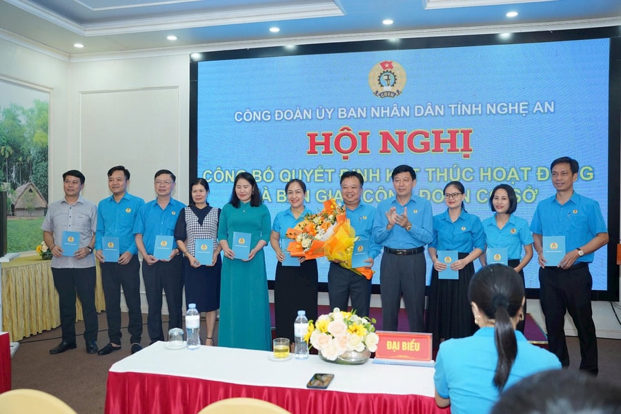 Kết thúc hoạt động, Công đoàn Ủy ban nhân dân tỉnh Nghệ An bàn giao 24 công đoàn cơ sở về Liên đoàn Lao động tỉnh