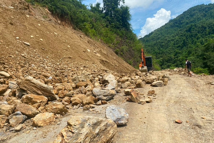 Xử lý 16 điểm sạt lở trên tuyến đường vào xã Lượng Minh, huyện Tương Dương
