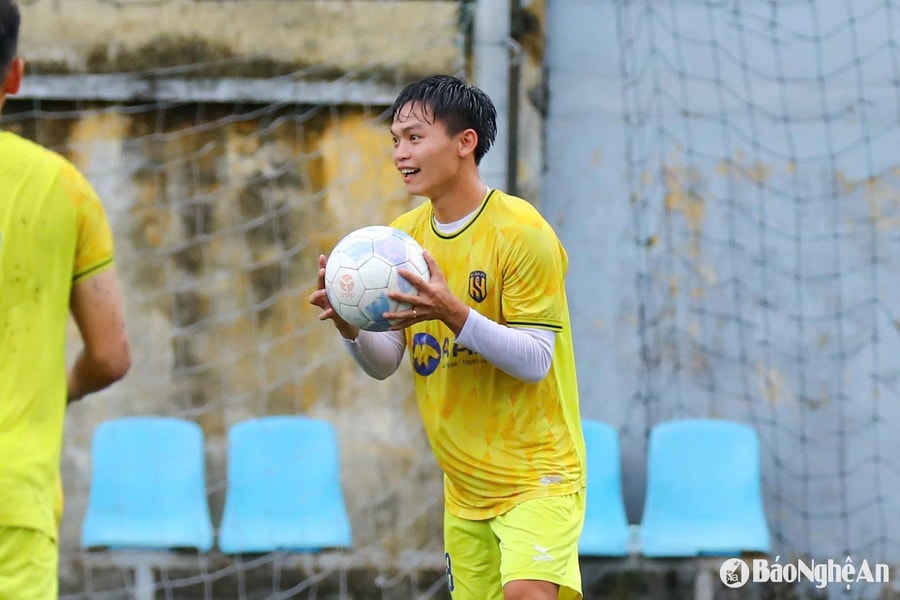 Hậu vệ Hồ Văn Cường của Sông Lam Nghệ An tự tin sẽ tận dụng sự am hiểu Công an Hà Nội để cùng đội nhà tạo bất ngờ