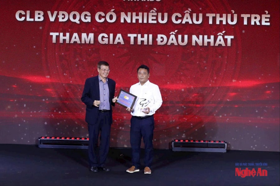 Sông Lam Nghệ An được vinh danh CLB có nhiều cầu thủ trẻ tham dự Giải Vô địch Quốc gia nhất