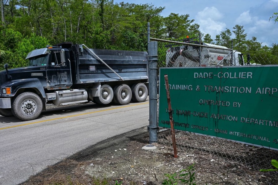 'Cảnh sát cá sấu': Ông Trump khai trương 'nhà tù không lối thoát' cho người di cư ở Florida