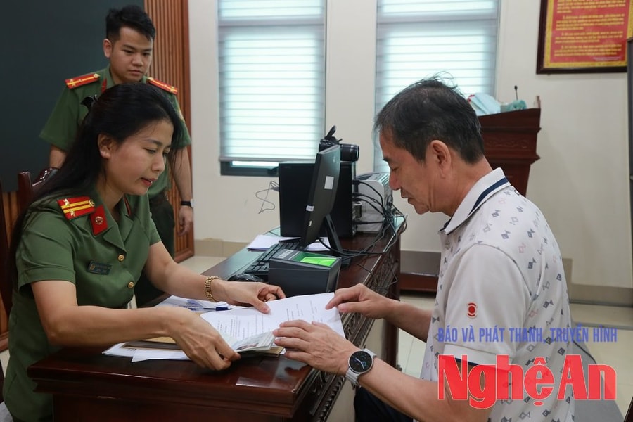 Công an Nghệ An mở đợt cao điểm 50 ngày đêm cấp định danh điện tử cho người nước ngoài