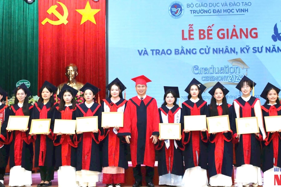 Trường Đại học Vinh trao bằng tốt nghiệp cho gần 2.800 sinh viên và khen thưởng 13 thủ khoa xuất sắc