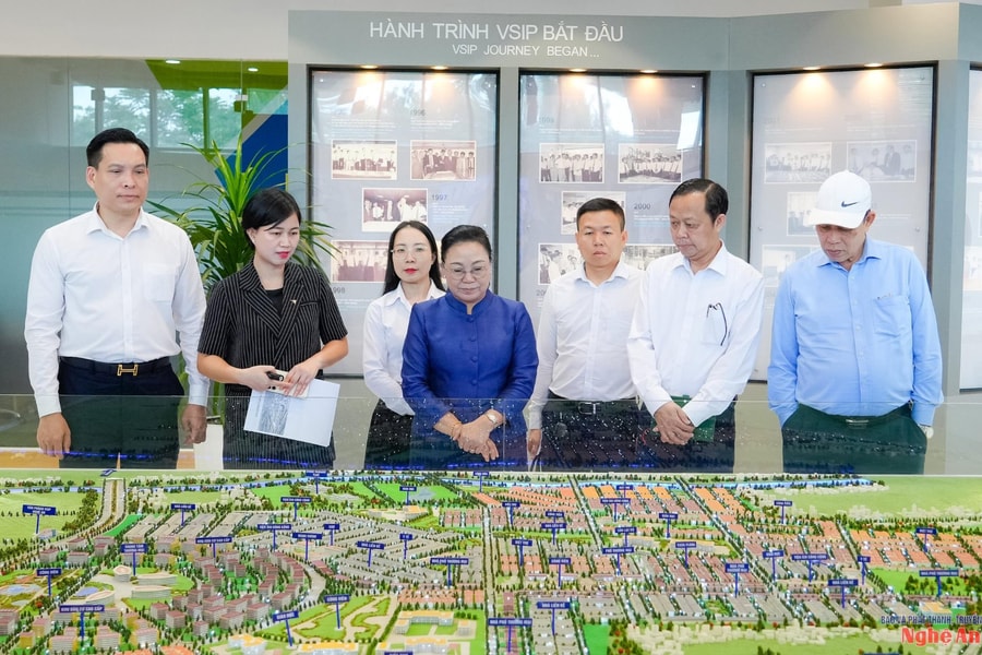 Đại sứ Đặc mệnh Toàn quyền nước CHDCND Lào tại Việt Nam thăm Khu công nghiệp VSIP Nghệ An