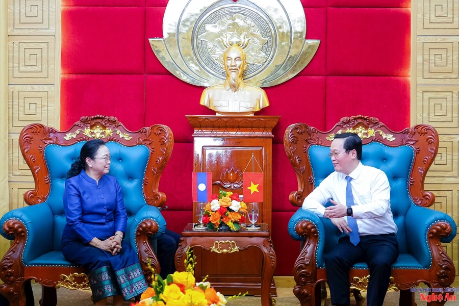 Bí thư Tỉnh ủy Nghệ An Nguyễn Đức Trung tiếp Đại sứ Đặc mệnh Toàn quyền nước Cộng hoà DCND Lào tại Việt Nam